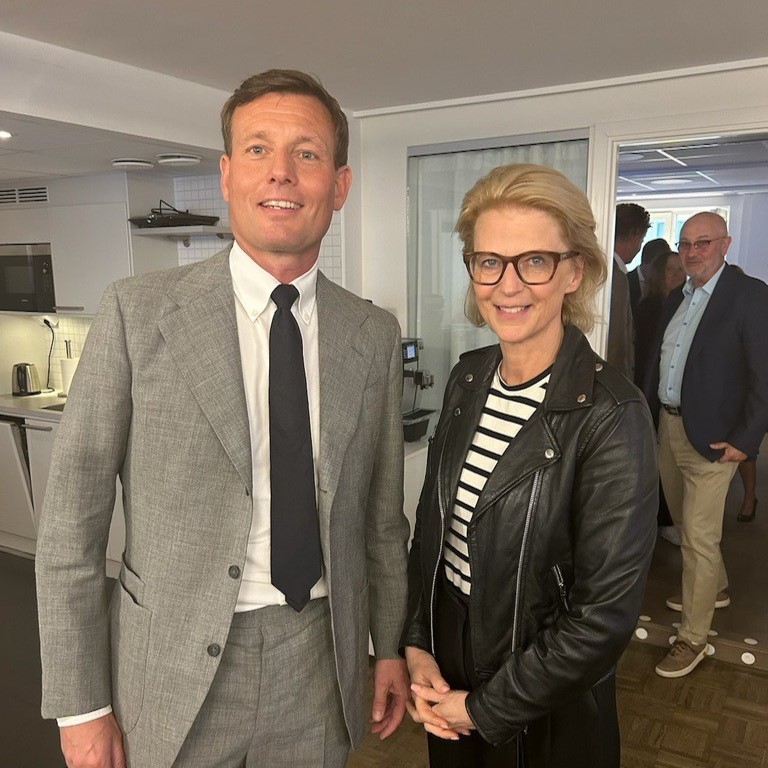 Uniwaters VD Pål Warolin och finansminister Elisabeth Svantesson